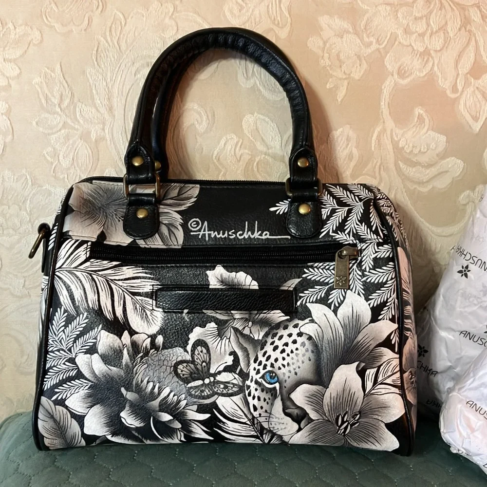 Anushka zip around satchel Cleopatra’s leopard - Picture 4 of 16